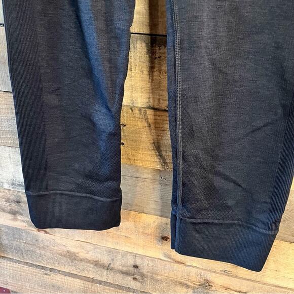 Lululemon Black Crops Size 6 - Picture 3 of 8